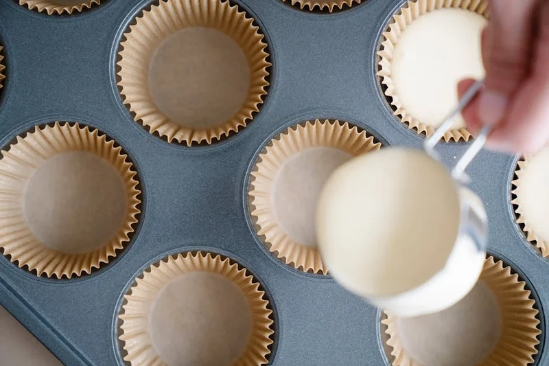 Mezcla cremosa de pastel de queso en un bol, lista para verter sobre la base