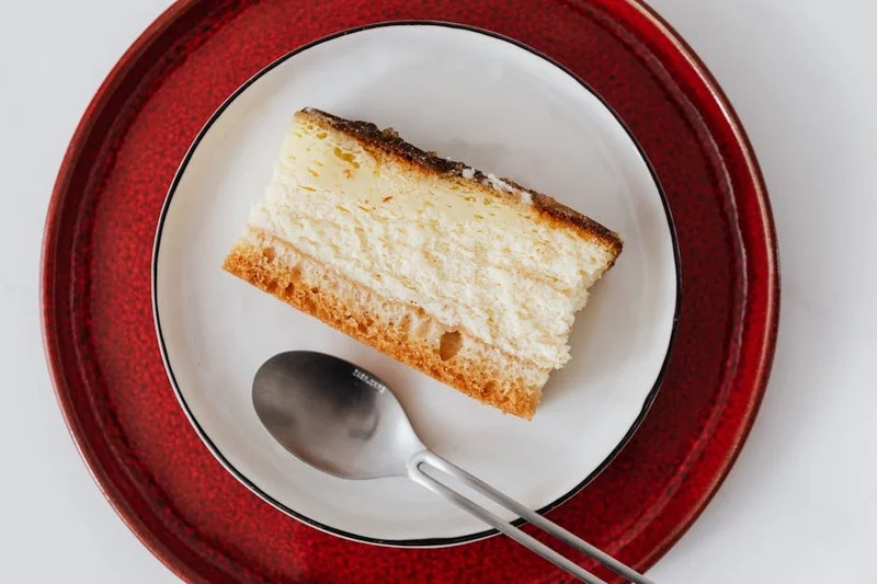 Un pastel de queso perfectamente horneado sin grietas, con la parte superior dorada