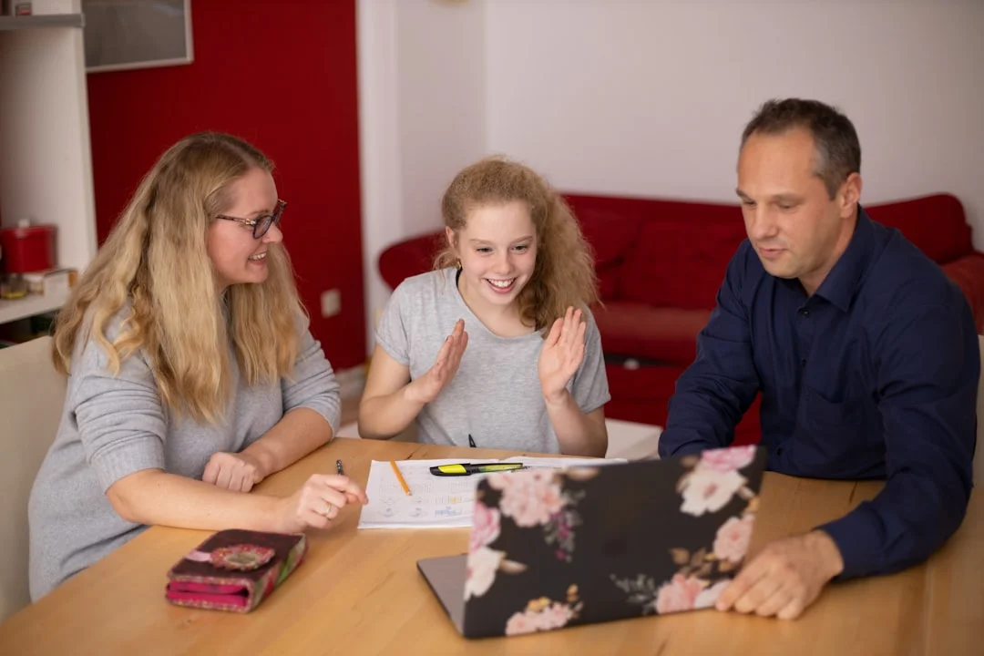 Familia discutiendo documentos de herencia en una mesa
