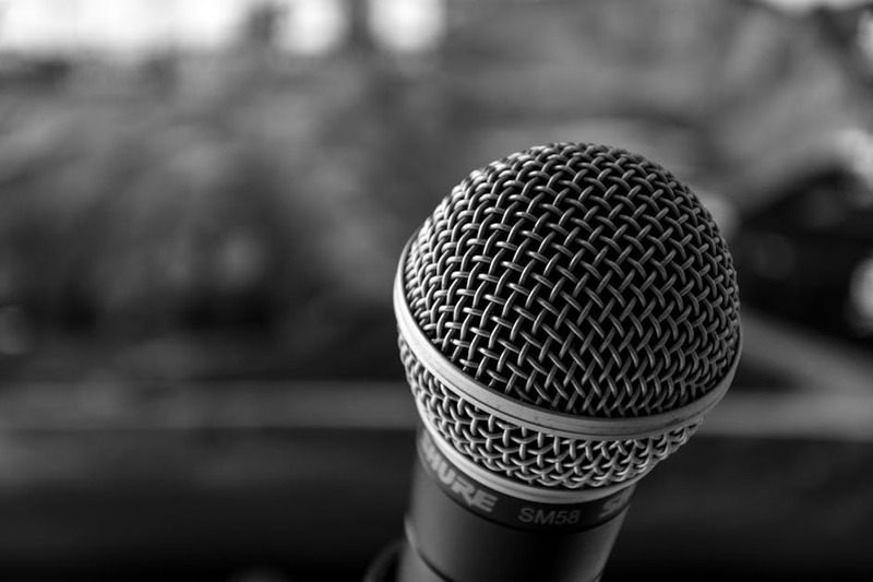 Micrófono Shure SM7B con brazo articulado en un setup de streaming