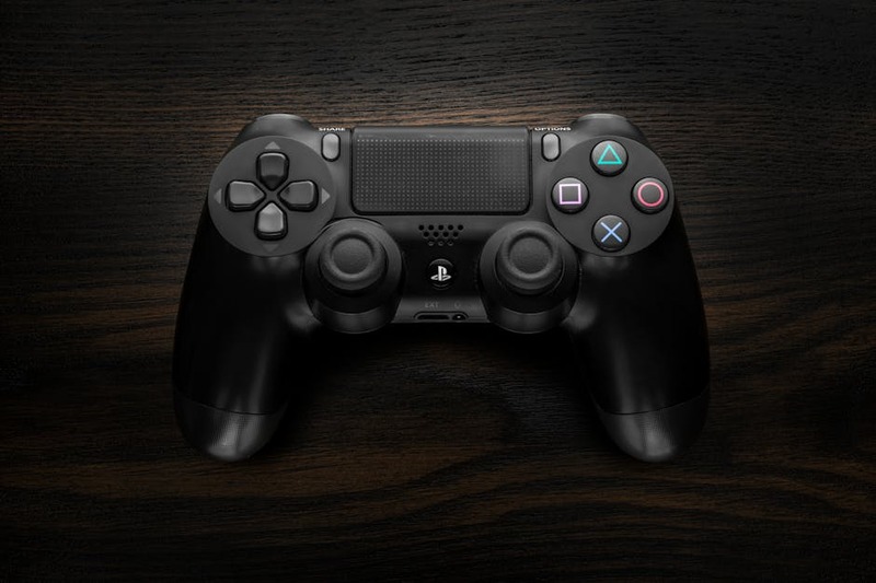 Interfaz de PlayStation Plus mostrando juegos clásicos y modernos