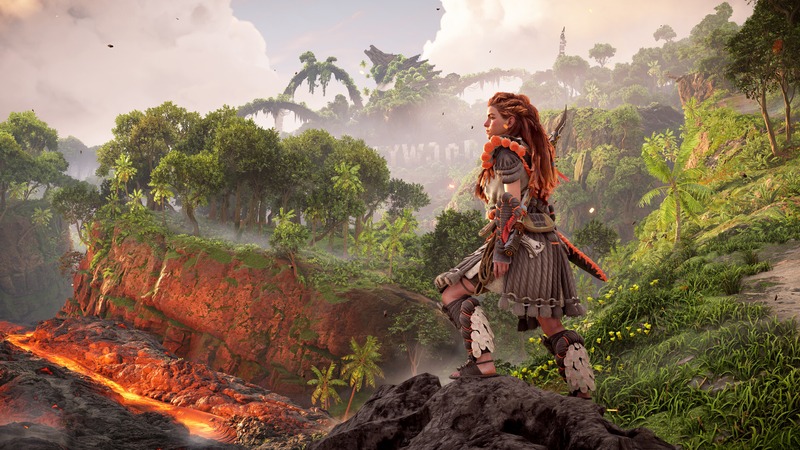 Aloy en un exuberante paisaje postapocalíptico con máquinas animales.