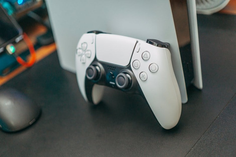 Mando DualSense de PlayStation 5 con luces encendidas