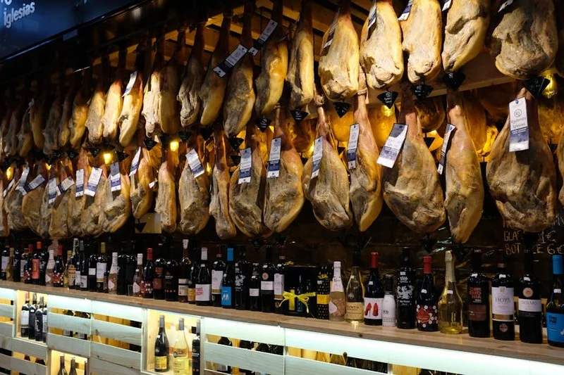 Jamón ibérico y espinacas con garbanzos servidos en un bar antiguo de Sevilla