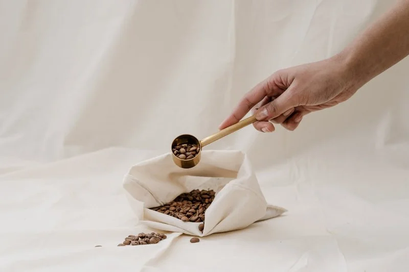 Granos de café y una bolsa con información de origen