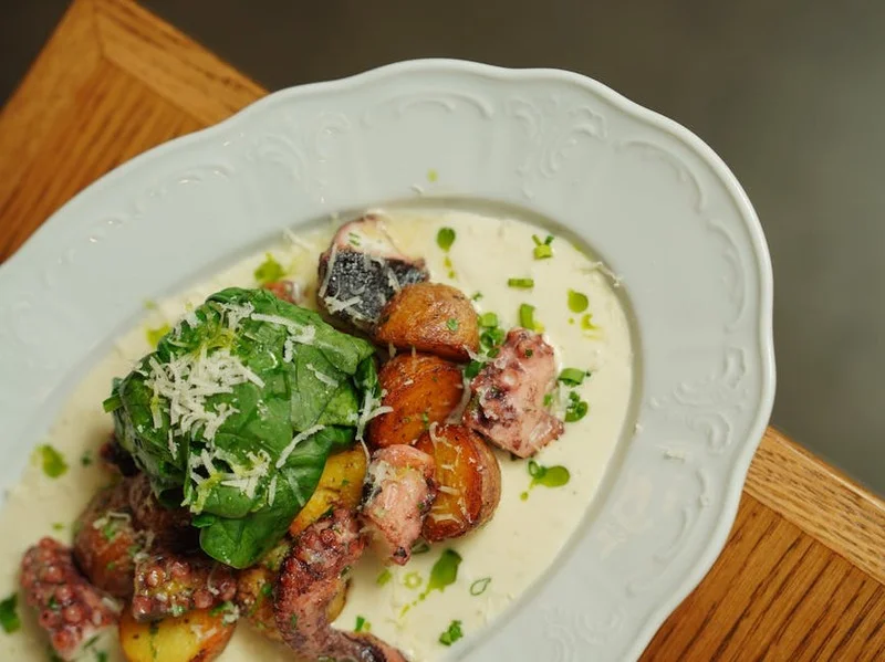 Tapas modernas como pulpo a la brasa con crema de patata trufada y miniburger de atún