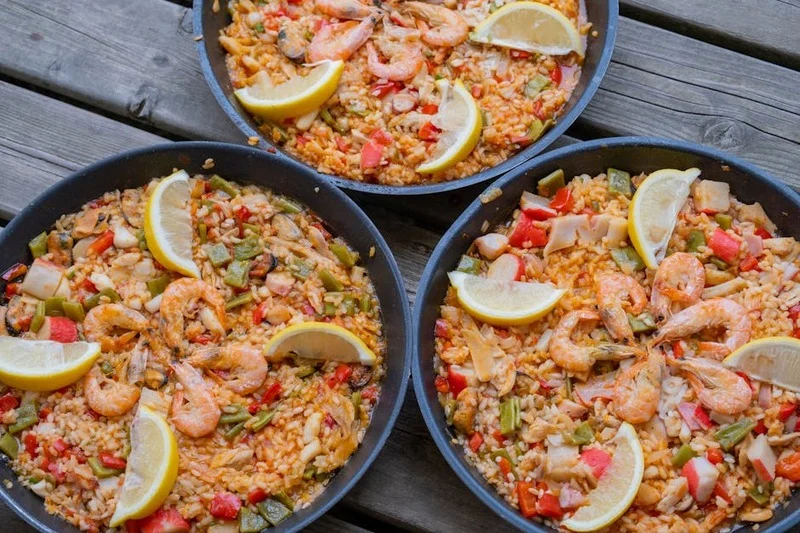 Paella mediterránea de mariscos con ingredientes frescos, presentación elegante