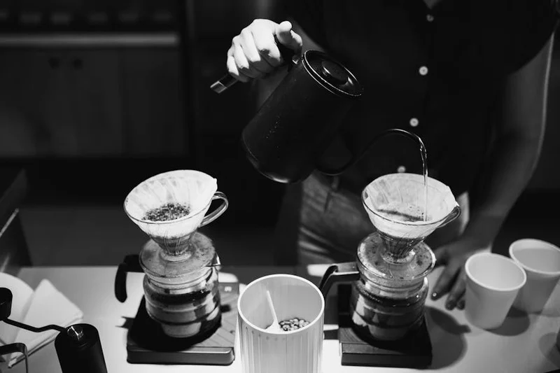 Barista preparando un café de filtro con precisión