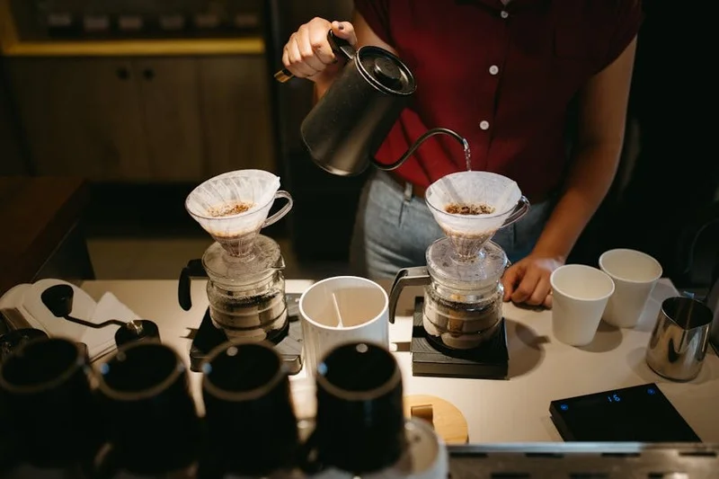Diversos equipos de preparación de café como V60, Chemex y máquina de espresso