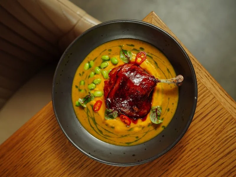 Cochinillo segoviano confitado con piel crujiente y compota de manzana