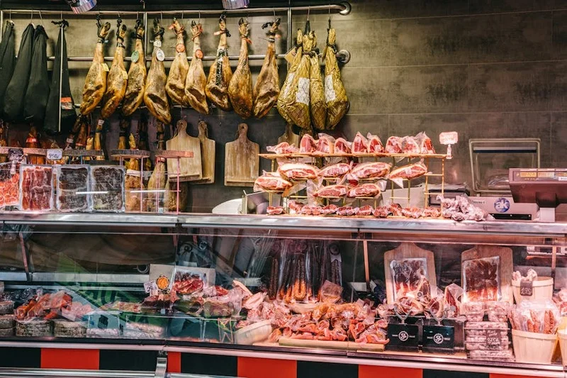 Montadito de pringá tradicional, un pequeño bocadillo con carne guisada, servido en un animado bar de tapas español