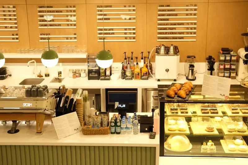 Interior acogedor y bien diseñado de una cafetería con pasteles en exhibición