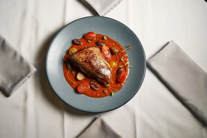 Un plato español bellamente presentado en un entorno de alta cocina